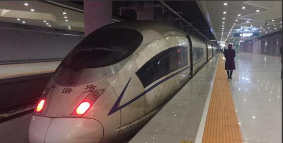  穿越霧霾區的高鐵，塵埃布滿整個車身