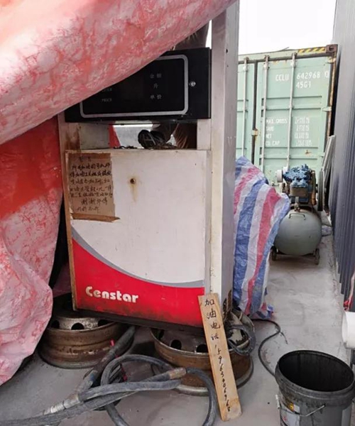 2018年11月1日，中央第三生態(tài)環(huán)境保護(hù)督察組進(jìn)駐山東省開展“回頭看”。通過(guò)對(duì)相關(guān)部門走訪問詢，并抽查有關(guān)企業(yè)，發(fā)現(xiàn)山東省物流運(yùn)輸企業(yè)違規(guī)使用普通柴油或其他高硫分燃油問題依然十分突出，柴油貨車尾氣污染嚴(yán)重。  一、基本情況  《大氣污染防治法》明確，禁止向汽車和摩托車銷售普通柴油以及其他非機(jī)動(dòng)車用燃料。第一輪中央環(huán)保督察反饋指出，山東省以普通柴油替代車用柴油的情況較多，濱州等地市大量物流運(yùn)輸企業(yè)違規(guī)使用普通柴油，尾氣污染問題突出。  為此，山東省整改方案要求，杜絕違規(guī)使用普通柴油的情況，并明確由原省工商局負(fù)責(zé)部署推進(jìn)相應(yīng)整改工作。原省工商局于2018年8月1日上報(bào)山東省環(huán)境保護(hù)督察反饋意見整改工作領(lǐng)導(dǎo)小組，聲稱該問題完成整改并銷號(hào)。  二、主要問題  督察發(fā)現(xiàn)，原山東省工商局作為整改責(zé)任主體沒有認(rèn)真履行整改職責(zé)，未就整改工作進(jìn)行部署推進(jìn)，整改任務(wù)目標(biāo)完全落空，全省物流運(yùn)輸企業(yè)違規(guī)使用普通柴油或高硫分燃油問題依然普遍存在。  （一）違規(guī)售油無(wú)人管。督察組抽查3個(gè)地市的4家煉化公司，發(fā)現(xiàn)這些煉化公司違規(guī)大量向物流運(yùn)輸企業(yè)銷售普通柴油或其他高硫分燃油，導(dǎo)致這些柴油大量替代車用柴油使用，污染嚴(yán)重。2018年，東營(yíng)齊潤(rùn)化工有限公司將3萬(wàn)余噸硫含量近2000mg/kg的常壓柴油售給物流運(yùn)輸企業(yè)和加油站，墾利石化有限公司也將3萬(wàn)余噸硫含量2000-3000mg/kg的燃油售給相關(guān)物流運(yùn)輸企業(yè)和加油站，硫含量最高超標(biāo)約300倍。2017年中央環(huán)保督察以來(lái)，山東匯豐石化集團(tuán)有限公司將近40萬(wàn)噸普通柴油銷往多家物流運(yùn)輸企業(yè)，濰坊市昌邑石化有限公司將5萬(wàn)余噸國(guó)Ⅳ和國(guó)Ⅴ的普通柴油售給物流運(yùn)輸企業(yè)。現(xiàn)場(chǎng)抽查發(fā)現(xiàn)，物流運(yùn)輸企業(yè)多數(shù)在自身停車場(chǎng)內(nèi)私自安裝加油裝置，將所購(gòu)違規(guī)油品自用，昌邑市盛宏物流有限公司甚至違法轉(zhuǎn)售其他社會(huì)車輛。   圖1 昌邑市盛宏物流有限公司在停車場(chǎng)內(nèi)私設(shè)加油裝置  （二）督察整改做樣子。原省工商局作為督察整改的責(zé)任主體，接受任務(wù)時(shí)服從安排，實(shí)際整改時(shí)做做樣子。督察反饋明確指出問題主要是煉化公司違法向物流運(yùn)輸企業(yè)銷售普通柴油替代車用柴油使用，導(dǎo)致汽車尾氣污染。但原省工商局等部門整改時(shí)僅部署對(duì)加油站和成品油倉(cāng)儲(chǔ)批發(fā)企業(yè)的檢查，沒有將煉化公司到物流運(yùn)輸企業(yè)的黑色鏈條作為查處對(duì)象。整改工作指東打西，真正問題沒有觸及。另外，整改方案明確的目標(biāo)是“強(qiáng)化日常監(jiān)督管理，杜絕違規(guī)使用普通柴油”；但原省工商局擅自在銷號(hào)材料中將目標(biāo)改為“針對(duì)加油站開展專項(xiàng)整治行動(dòng)”，以此蒙混過(guò)關(guān)，虛假銷號(hào)。   圖2 原省工商局在銷號(hào)確認(rèn)表上弄虛作假  （三）執(zhí)法監(jiān)管走過(guò)場(chǎng)。2017年以來(lái)，山東省各市共打擊取締非法加油點(diǎn)近2000家，但僅對(duì)涉案物流運(yùn)輸企業(yè)進(jìn)行了處罰，未能以此為線索追根溯源，對(duì)源頭煉化公司違規(guī)售油問題進(jìn)行查處，煉化企業(yè)到物流運(yùn)輸企業(yè)的黑色鏈條始終未被斬?cái)唷? 一些煉化企業(yè)長(zhǎng)期游離于監(jiān)管之外，缺乏對(duì)法律的敬畏。2018年8月，生態(tài)環(huán)境部調(diào)研發(fā)現(xiàn)中國(guó)化工集團(tuán)山東昌邑石化有限公司涉嫌違法生產(chǎn)銷售國(guó)Ⅳ普通柴油，但在進(jìn)一步調(diào)查時(shí)，企業(yè)拒絕配合，不提供相關(guān)臺(tái)賬，并臨時(shí)編造相關(guān)記錄。“回頭看”進(jìn)駐后，督察組再次現(xiàn)場(chǎng)檢查，要求企業(yè)提供儲(chǔ)運(yùn)臺(tái)賬，企業(yè)依然拒絕提供，并繼續(xù)編造謊言，提供虛假材料，性質(zhì)十分惡劣。  對(duì)此，濰坊市查處不嚴(yán)不實(shí)，甚至試圖蒙混過(guò)關(guān)。在督察組兩次督導(dǎo)后，查處工作依然走過(guò)場(chǎng)，在未調(diào)度企業(yè)生產(chǎn)記錄和儲(chǔ)運(yùn)臺(tái)賬等關(guān)鍵證據(jù)的情況下，即采信企業(yè)說(shuō)法，甚至未調(diào)閱生產(chǎn)記錄就作出該企業(yè)2018年未生產(chǎn)銷售國(guó)Ⅳ普通柴油的結(jié)論。直到督察組再次督導(dǎo)、進(jìn)一步明確要求后才加大查處力度，發(fā)現(xiàn)該企業(yè)2018年實(shí)際以燃料油名義違規(guī)銷售國(guó)Ⅳ普通柴油4萬(wàn)多噸。  三、原因分析  原山東省工商局不在整改落實(shí)中下功夫，反而在整改銷號(hào)上動(dòng)腦筋，表面整改，虛假整改問題突出。  山東省有關(guān)地市不敢動(dòng)真碰硬，對(duì)違法銷售不合格油品的黑色鏈條整治不力，未能對(duì)油品來(lái)源追根溯源，未對(duì)煉化企業(yè)的違法行為依法查處。